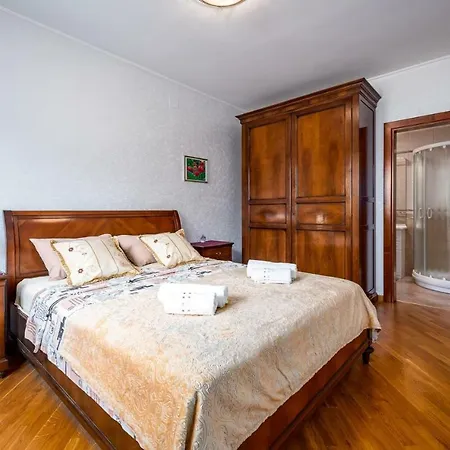 Royal House With Apartment *