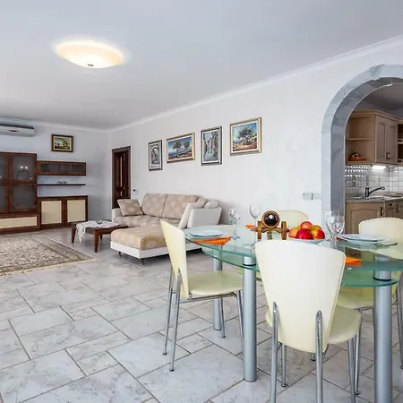 Royal House With * Umag